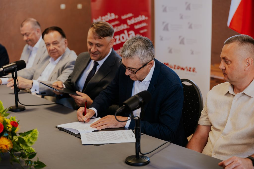  Balzola podpisanie umowy_od Lewej Wiesław Raboszuk Adam Struzik Tomasz Klimczak Pacyna-46.jpg